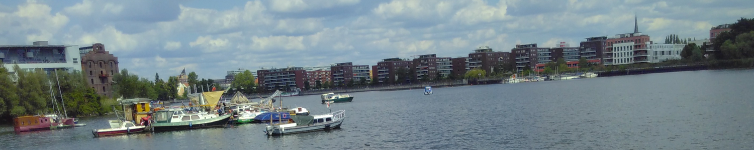 Free Floating - Foto von Hausbooten und Kirchturm